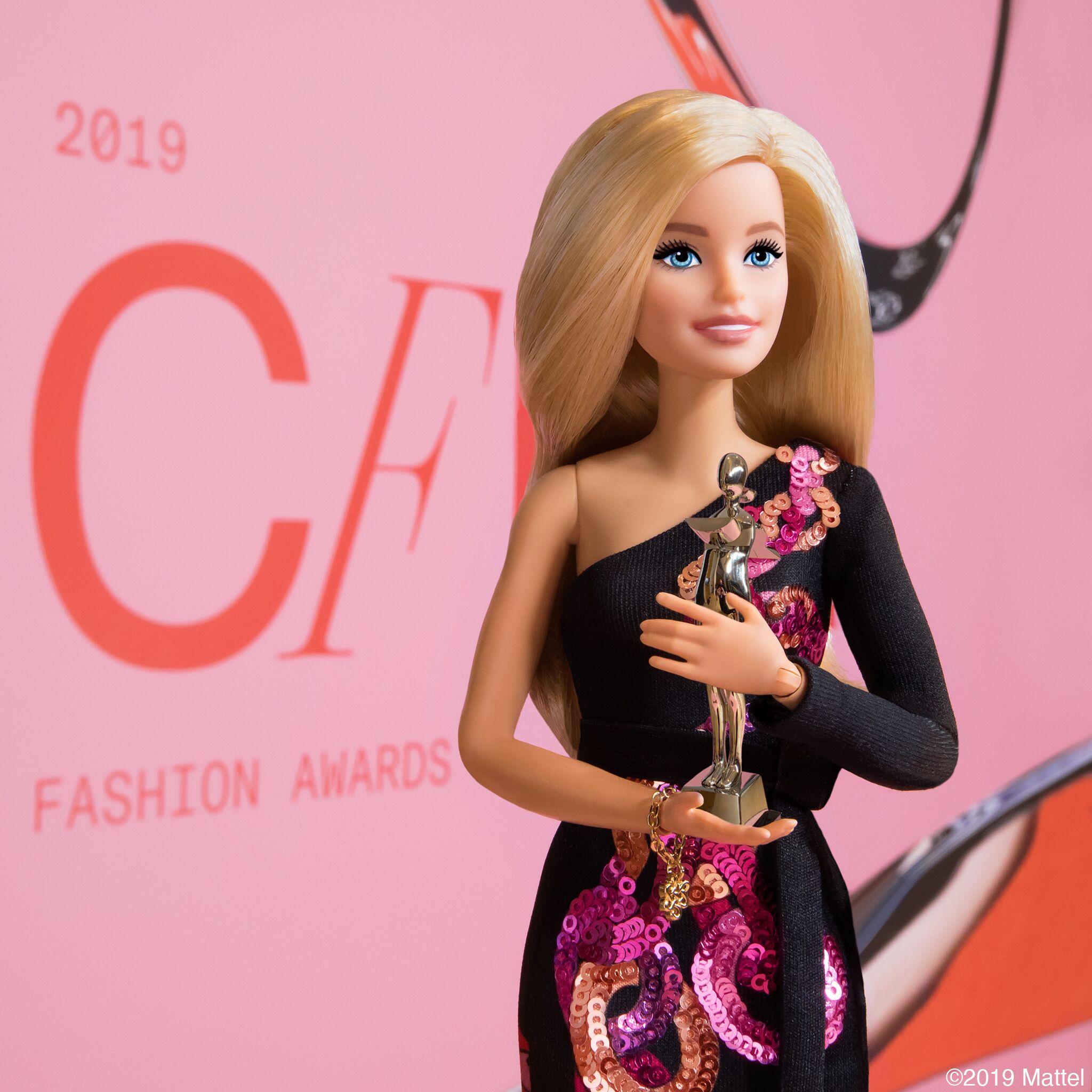 Barbie получила награду Совета дизайнеров Америки.