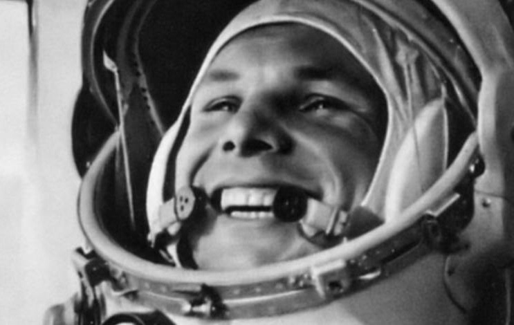Легендарная фраза гагарина. 12 Апреля 1961 Гагарин поехали. Полёт Гагарина в космос фото. Гагарин в скафандре картинки.